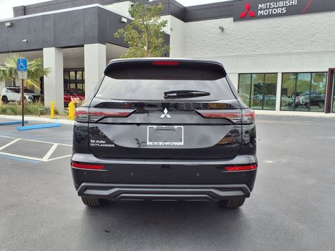New 2025 Mitsubishi Outlander ES image 4