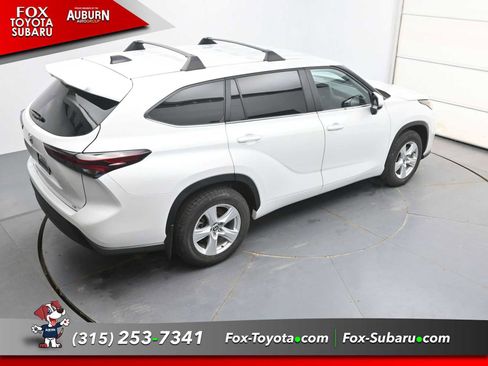 Used 2025 Toyota Highlander LE FWD image 26