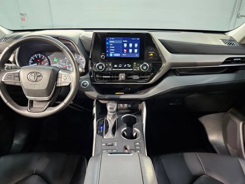 Used 2025 Toyota Highlander XLE AWD/4WD image 10