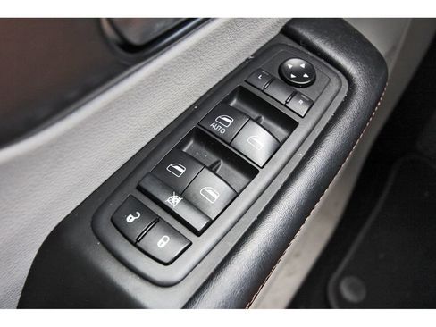 Used 2020 Chrysler Pacifica Touring-L FWD image 25