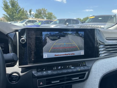 Used 2025 Toyota Camry XLE AWD/4WD image 27