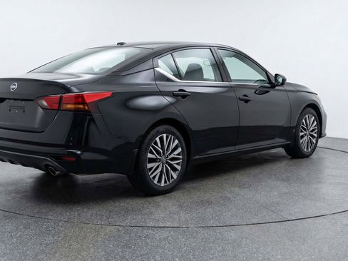 Used 2025 Nissan Altima 2.5 SV FWD image 9