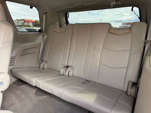Used 2018 Cadillac Escalade Luxury image 20