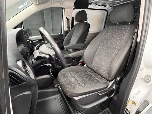 Used 2022 Mercedes-Benz Metris image 2