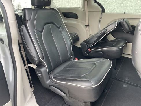 Used 2024 Chrysler Pacifica Limited FWD image 19