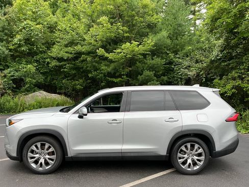 Used 2024 Toyota Grand Highlander AWD image 2