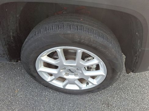 Certified 2023 Jeep Renegade Latitude image 9