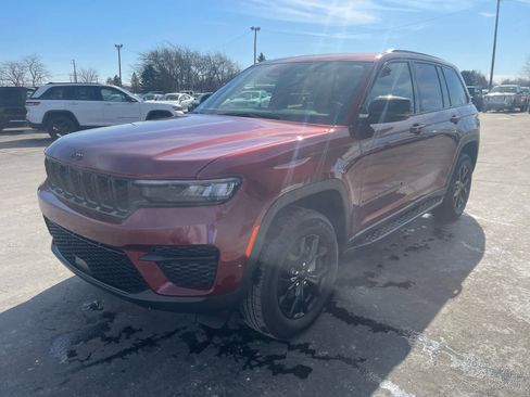 Used 2024 Jeep Grand Cherokee Altitude image 7