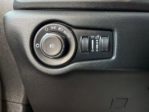 Certified 2025 Chrysler Pacifica Select image 15