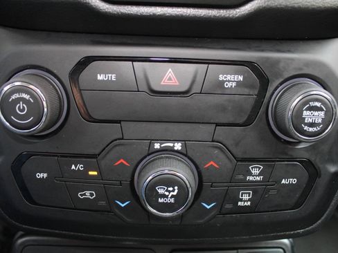 Used 2019 Jeep Renegade Altitude w/ Quick Order Package 2XM AWD/4WD image 16