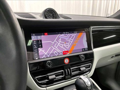 Used 2025 Porsche Macan image 19