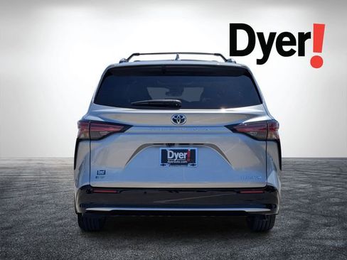 Used 2025 Toyota Sienna Platinum FWD image 5