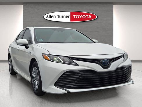 Used 2020 Toyota Camry LE image 2