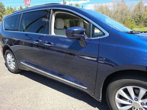 Used 2017 Chrysler Pacifica Touring-L FWD image 25