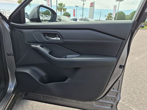 Used 2025 Nissan Rogue SV w/ SV Premium Package FWD image 33