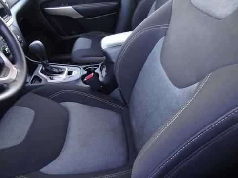 Used 2017 Jeep Cherokee Sport image 7