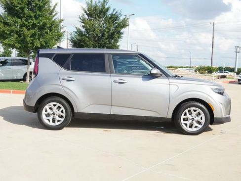 Used 2023 Kia Soul LX w/ Option Group 015 FWD image 10