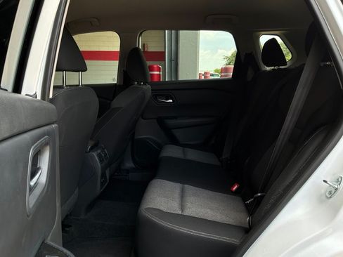 Used 2025 Nissan Rogue SV FWD image 12