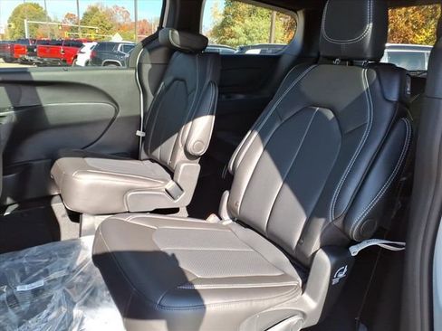 New 2026 Chrysler Pacifica Select image 10