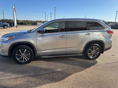 Used 2017 Toyota Highlander XLE image 4