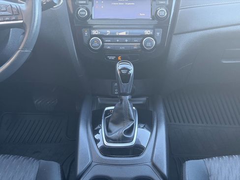 Used 2017 Nissan Rogue SV image 25