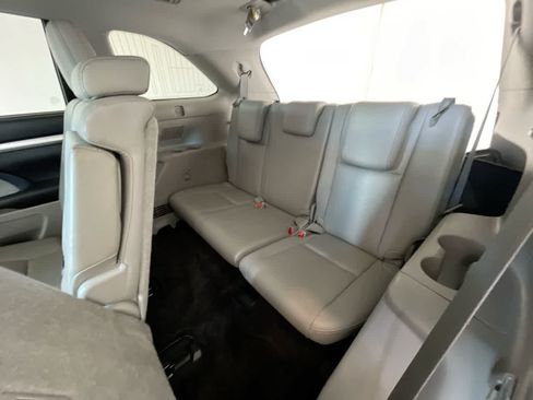 Used 2018 Toyota Highlander XLE AWD/4WD image 24