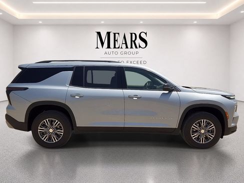 Used 2025 Chevrolet Traverse LT FWD image 6