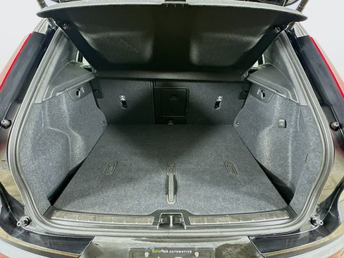 Used 2025 Volvo XC40 B5 Plus image 29