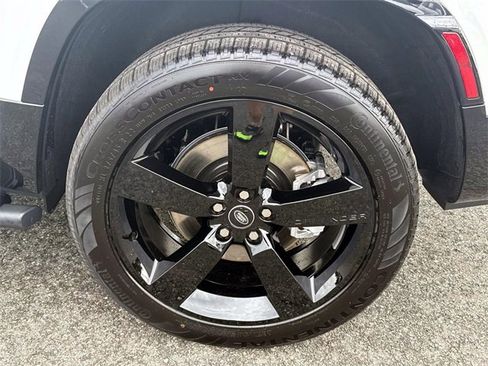 New 2025 Land Rover Defender 130 X-Dynamic SE image 3