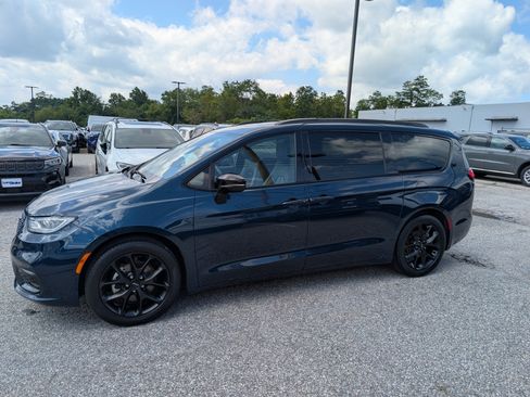 Used 2025 Chrysler Pacifica Limited FWD image 2
