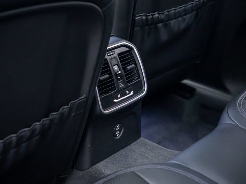 Certified 2025 Porsche Macan AWD/4WD image 18