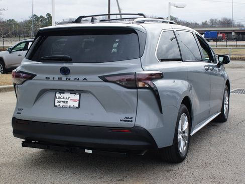 Used 2023 Toyota Sienna XLE Woodland Edition image 23