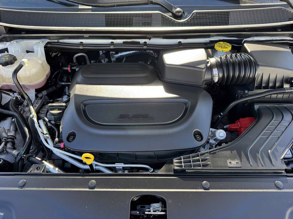 Used 2026 Chrysler Pacifica Select FWD image 8