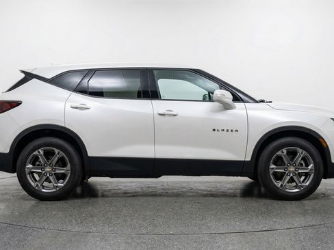 Used 2025 Chevrolet Blazer LT FWD image 11