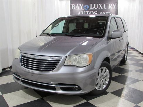 Used 2014 Chrysler Town & Country Touring image 1