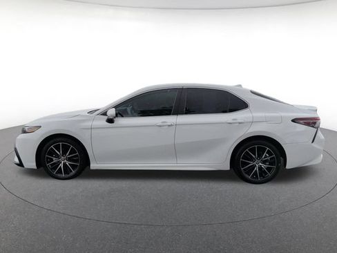Used 2023 Toyota Camry SE FWD image 3