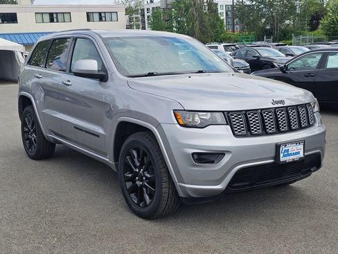 Used 2020 Jeep Grand Cherokee Altitude AWD/4WD image 3