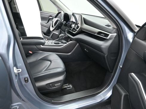 Used 2022 Toyota Highlander XLE FWD image 15