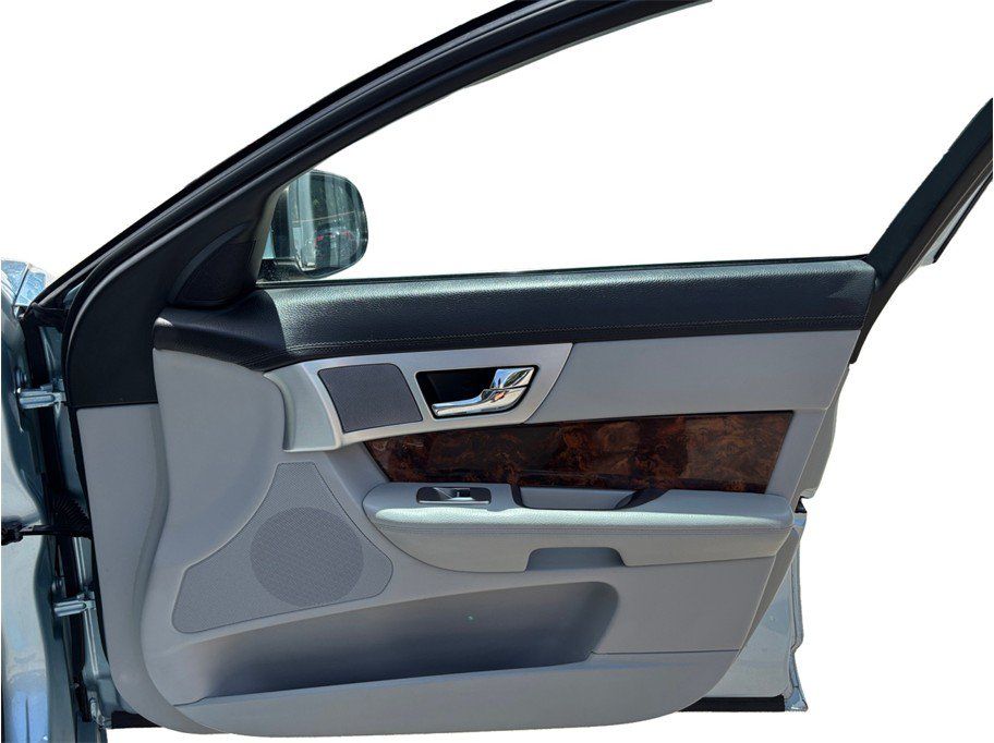 Used 2012 Jaguar XF RWD image 43