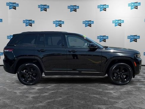 Used 2023 Jeep Grand Cherokee Altitude AWD/4WD image 7