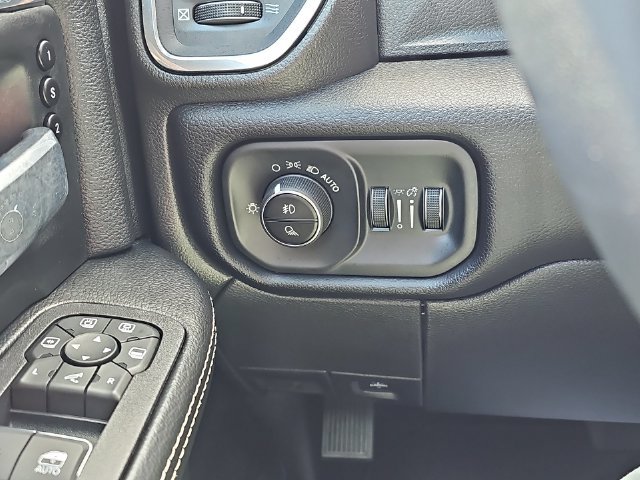 Used 2025 RAM 3500 Laramie AWD/4WD image 25