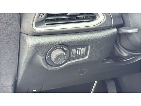 Used 2025 Chrysler Pacifica Select FWD image 15