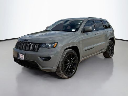 Used 2020 Jeep Grand Cherokee Altitude RWD image 3