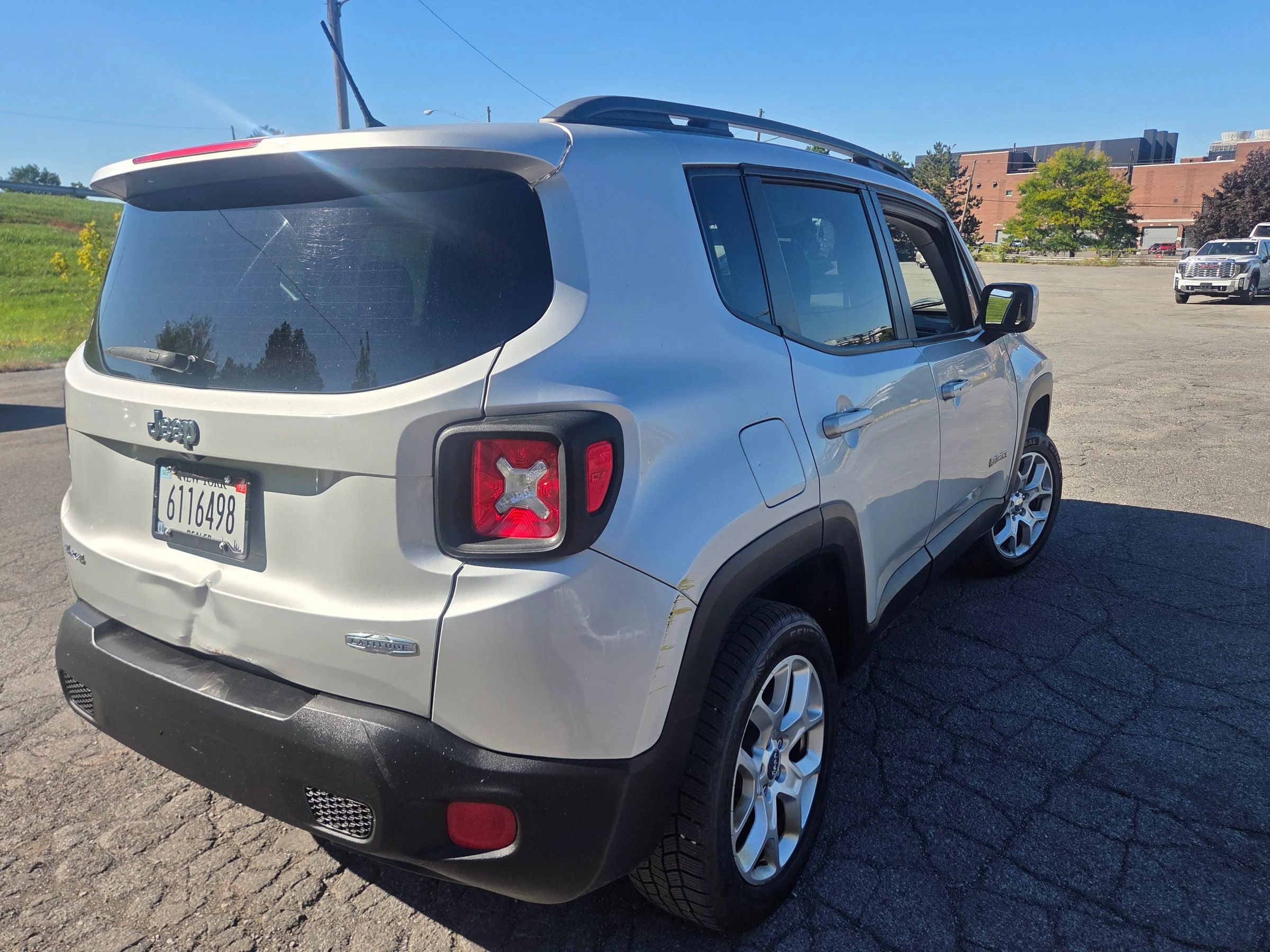 Used 2016 Jeep Renegade Latitude AWD/4WD image 4