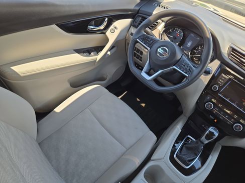 Used 2020 Nissan Rogue Sport SV FWD image 17