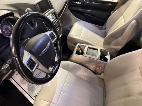 Used 2013 Chrysler Town & Country Touring-L w/ Driver Convenience Group image 45