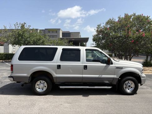 Used 2005 Ford Excursion XLT AWD/4WD image 3