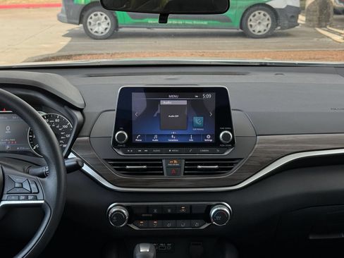 Used 2025 Nissan Altima 2.5 SV FWD image 17