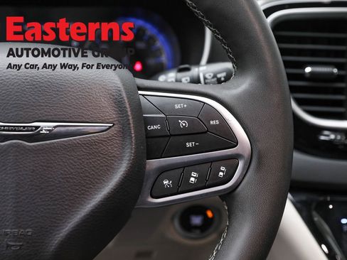 Used 2023 Chrysler Pacifica Touring-L image 16