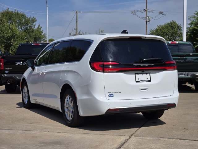 New 2027 Chrysler Pacifica Select FWD image 4